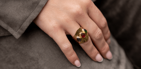 Color y Brillo: El Resurgir de las Joyas en Tonos Vibrantes - SMOLL republic